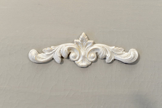 P13 - Dainty Floral Pediment