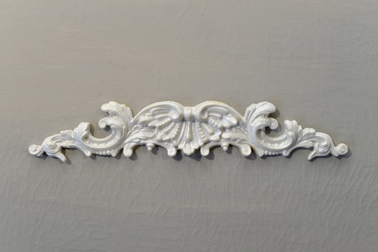 P16 - French Style Leaf Pediment