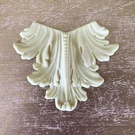 L4 - Acanthus and Bead Leg