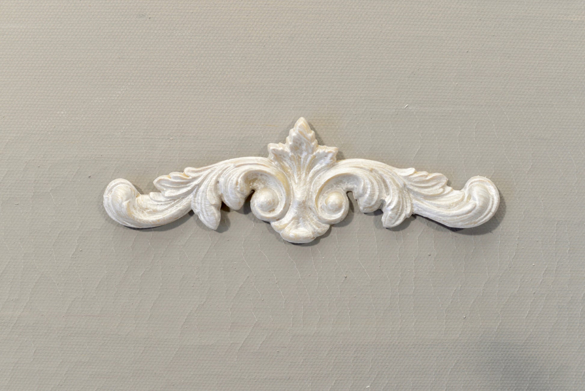 P13 - Dainty Floral Pediment