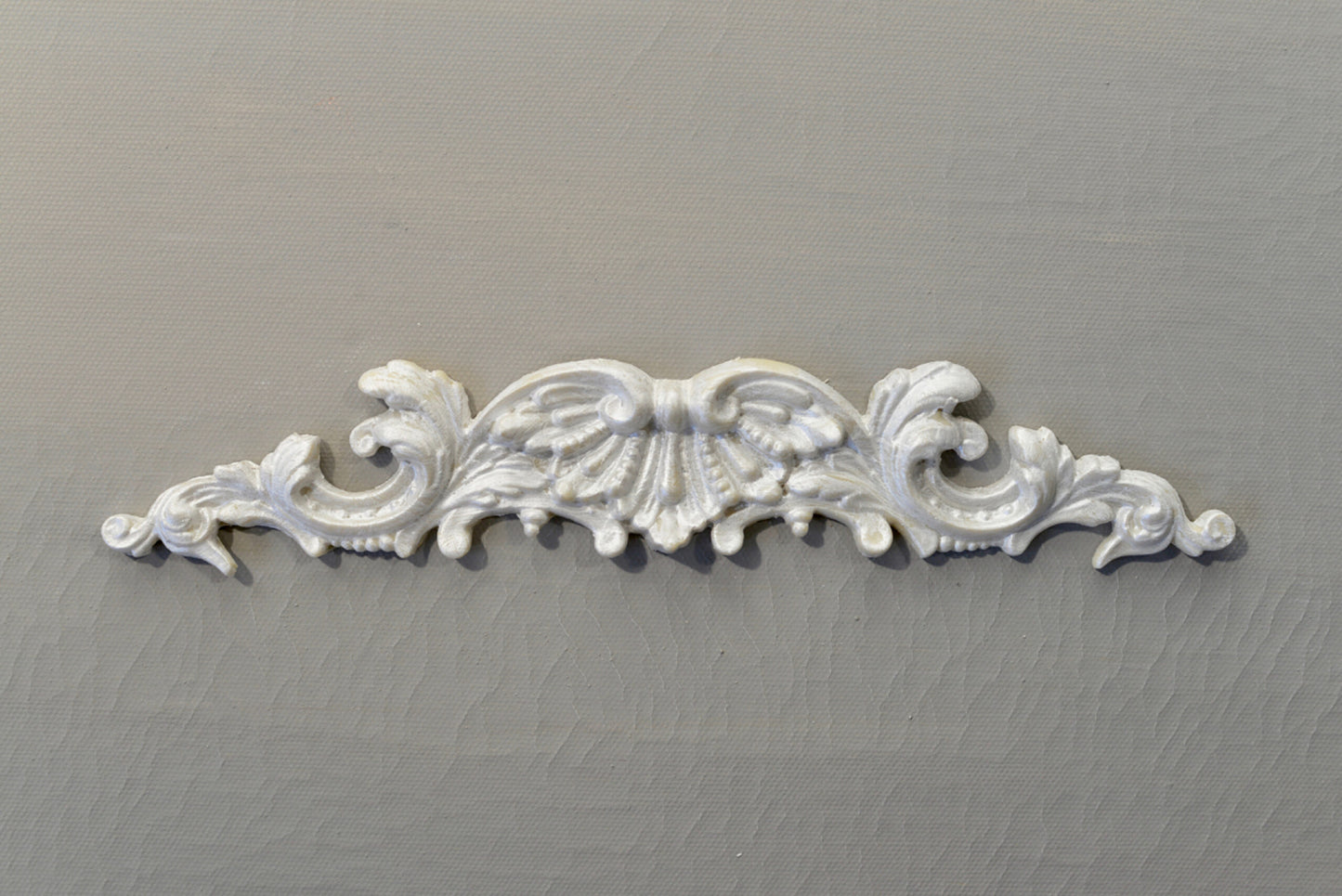 P16 - French Style Leaf Pediment