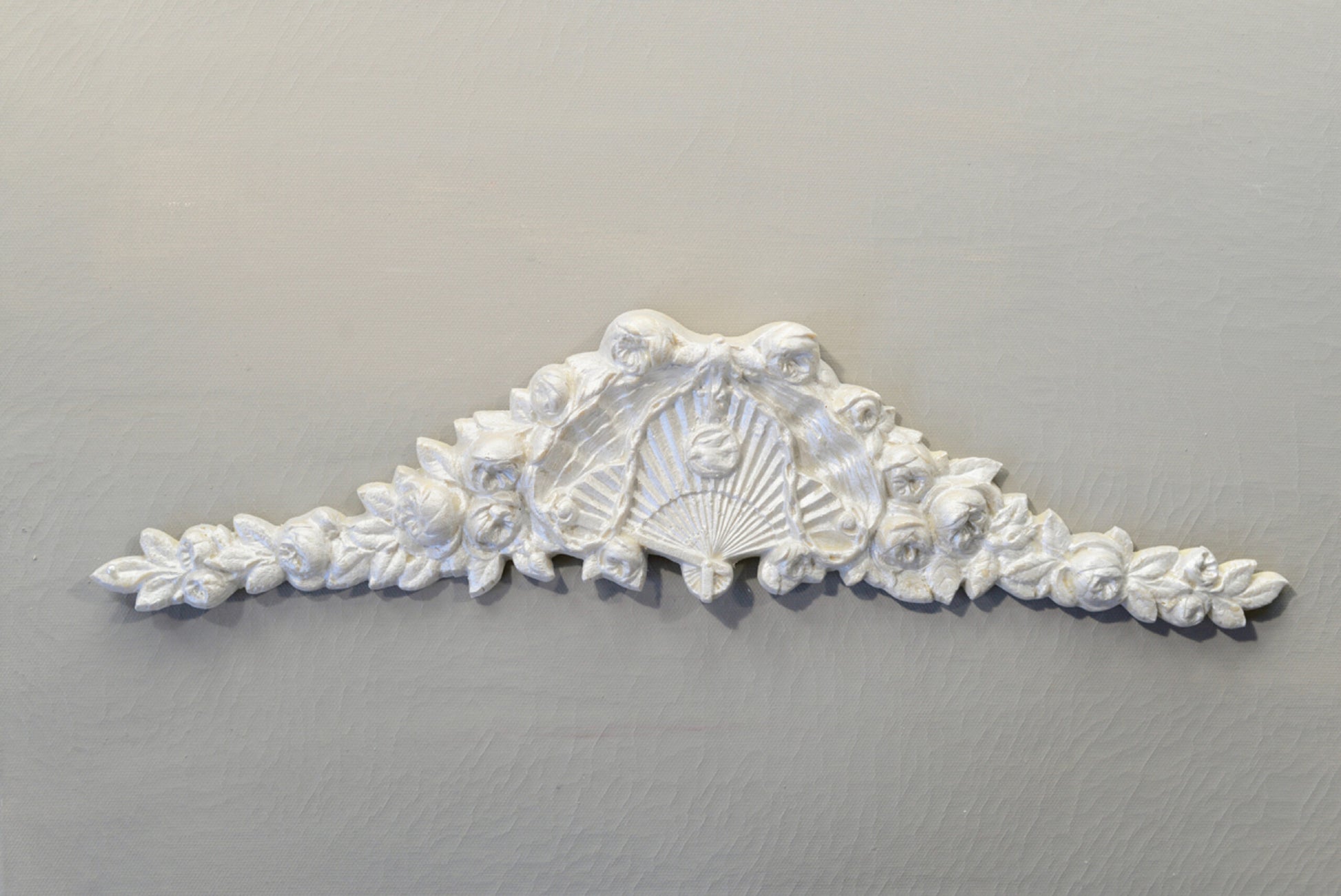 P18 - Large Shell Floral Pediment