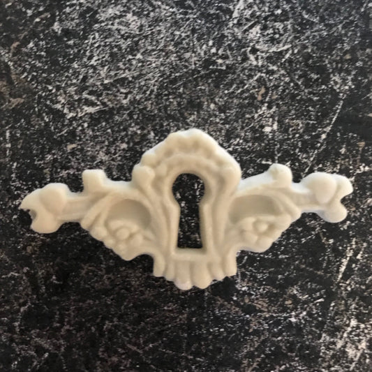 E6 - Dainty Victorian Escutcheon